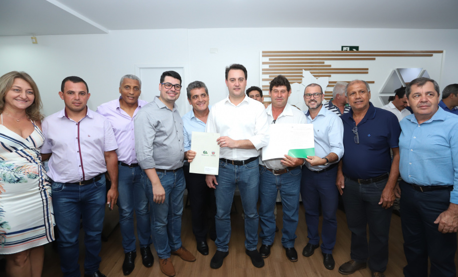 Pavimentação asfáltica, pista de caminhada e aquisição de equipamentos e veículos são algumas das ações que oito municípios do Noroeste do Paraná farão com recursos do Governo do Estado. O governador Carlos Massa Ratinho Junior esteve nesta sexta-feira (29) na sede da Associação dos Municípios do Setentrião Paranaense (Amusep), em Maringá, e homologou e autorizou editais de licitação que somam R$ 5,39 milhões. - Maringá, 29/03/2019 - Foto: Rodrigo Félix Leal/ANPr