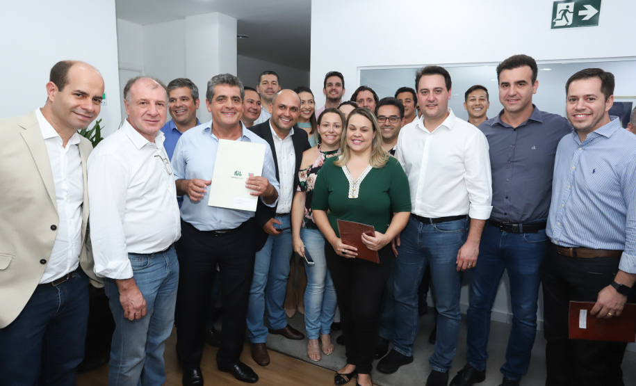 Pavimentação asfáltica, pista de caminhada e aquisição de equipamentos e veículos são algumas das ações que oito municípios do Noroeste do Paraná farão com recursos do Governo do Estado. O governador Carlos Massa Ratinho Junior esteve nesta sexta-feira (29) na sede da Associação dos Municípios do Setentrião Paranaense (Amusep), em Maringá, e homologou e autorizou editais de licitação que somam R$ 5,39 milhões. - Maringá, 29/03/2019 - Foto: Rodrigo Félix Leal/ANPr