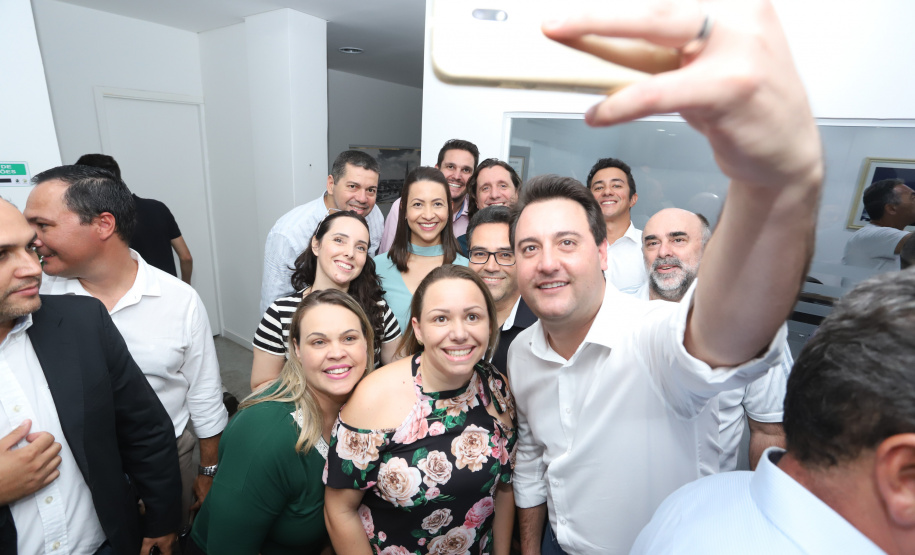 Pavimentação asfáltica, pista de caminhada e aquisição de equipamentos e veículos são algumas das ações que oito municípios do Noroeste do Paraná farão com recursos do Governo do Estado. O governador Carlos Massa Ratinho Junior esteve nesta sexta-feira (29) na sede da Associação dos Municípios do Setentrião Paranaense (Amusep), em Maringá, e homologou e autorizou editais de licitação que somam R$ 5,39 milhões. - Maringá, 29/03/2019 - Foto: Rodrigo Félix Leal/ANPr