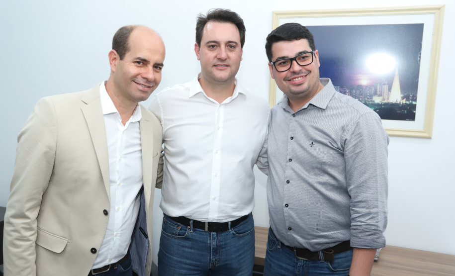 Pavimentação asfáltica, pista de caminhada e aquisição de equipamentos e veículos são algumas das ações que oito municípios do Noroeste do Paraná farão com recursos do Governo do Estado. O governador Carlos Massa Ratinho Junior esteve nesta sexta-feira (29) na sede da Associação dos Municípios do Setentrião Paranaense (Amusep), em Maringá, e homologou e autorizou editais de licitação que somam R$ 5,39 milhões. - Maringá, 29/03/2019 - Foto: Rodrigo Félix Leal/ANPr