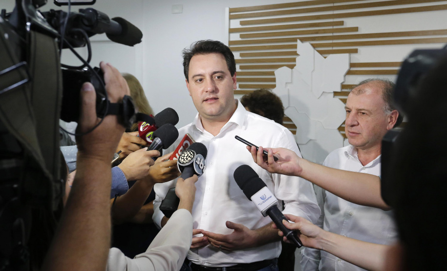 Pavimentação asfáltica, pista de caminhada e aquisição de equipamentos e veículos são algumas das ações que oito municípios do Noroeste do Paraná farão com recursos do Governo do Estado. O governador Carlos Massa Ratinho Junior esteve nesta sexta-feira (29) na sede da Associação dos Municípios do Setentrião Paranaense (Amusep), em Maringá, e homologou e autorizou editais de licitação que somam R$ 5,39 milhões. - Maringá, 29/03/2019 - Foto: Arnaldo Alves/ANPr