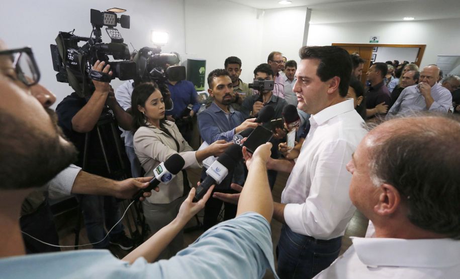 Pavimentação asfáltica, pista de caminhada e aquisição de equipamentos e veículos são algumas das ações que oito municípios do Noroeste do Paraná farão com recursos do Governo do Estado. O governador Carlos Massa Ratinho Junior esteve nesta sexta-feira (29) na sede da Associação dos Municípios do Setentrião Paranaense (Amusep), em Maringá, e homologou e autorizou editais de licitação que somam R$ 5,39 milhões. - Maringá, 29/03/2019 - Foto: Arnaldo Alves/ANPr