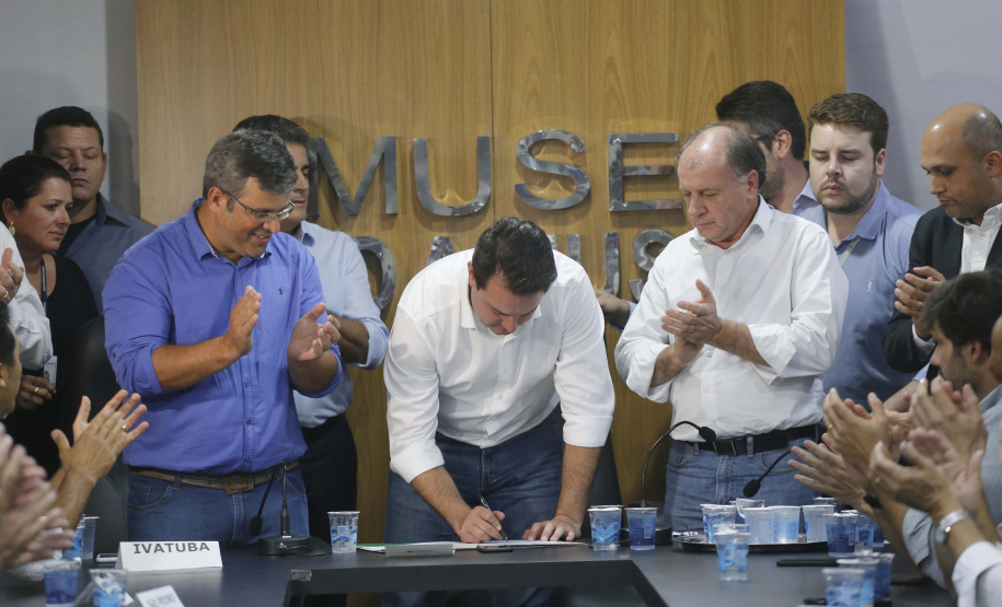 Pavimentação asfáltica, pista de caminhada e aquisição de equipamentos e veículos são algumas das ações que oito municípios do Noroeste do Paraná farão com recursos do Governo do Estado. O governador Carlos Massa Ratinho Junior esteve nesta sexta-feira (29) na sede da Associação dos Municípios do Setentrião Paranaense (Amusep), em Maringá, e homologou e autorizou editais de licitação que somam R$ 5,39 milhões. - Maringá, 29/03/2019 - Foto: Arnaldo Alves/ANPr