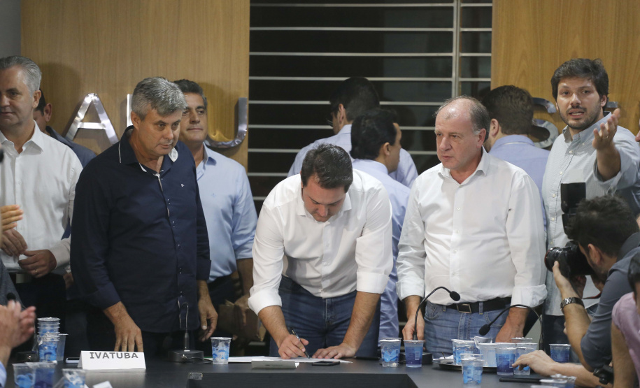 Pavimentação asfáltica, pista de caminhada e aquisição de equipamentos e veículos são algumas das ações que oito municípios do Noroeste do Paraná farão com recursos do Governo do Estado. O governador Carlos Massa Ratinho Junior esteve nesta sexta-feira (29) na sede da Associação dos Municípios do Setentrião Paranaense (Amusep), em Maringá, e homologou e autorizou editais de licitação que somam R$ 5,39 milhões. - Maringá, 29/03/2019 - Foto: Arnaldo Alves/ANPr