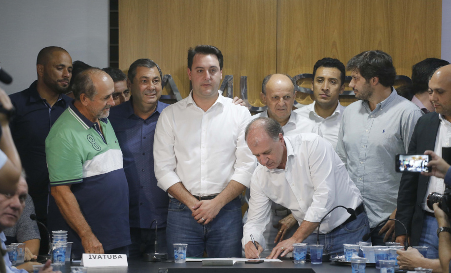 Pavimentação asfáltica, pista de caminhada e aquisição de equipamentos e veículos são algumas das ações que oito municípios do Noroeste do Paraná farão com recursos do Governo do Estado. O governador Carlos Massa Ratinho Junior esteve nesta sexta-feira (29) na sede da Associação dos Municípios do Setentrião Paranaense (Amusep), em Maringá, e homologou e autorizou editais de licitação que somam R$ 5,39 milhões. - Maringá, 29/03/2019 - Foto: Arnaldo Alves/ANPr