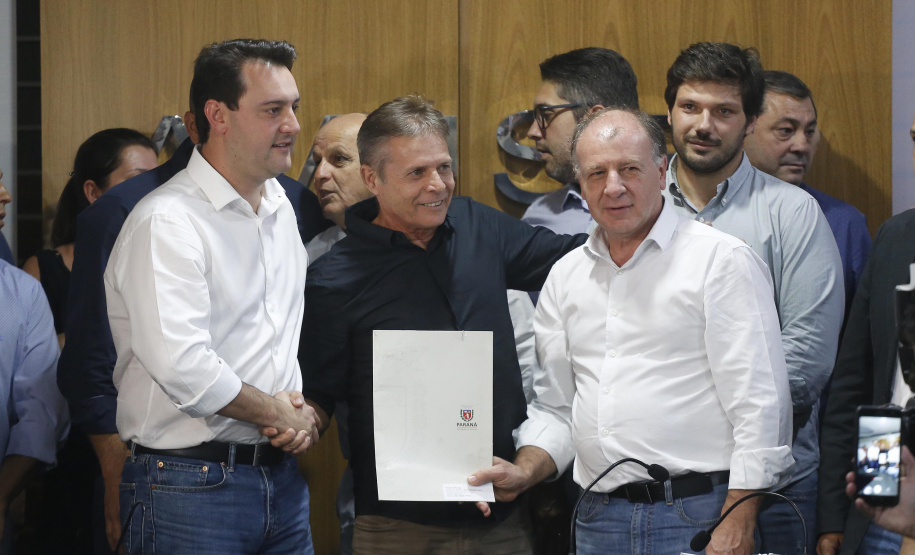 Pavimentação asfáltica, pista de caminhada e aquisição de equipamentos e veículos são algumas das ações que oito municípios do Noroeste do Paraná farão com recursos do Governo do Estado. O governador Carlos Massa Ratinho Junior esteve nesta sexta-feira (29) na sede da Associação dos Municípios do Setentrião Paranaense (Amusep), em Maringá, e homologou e autorizou editais de licitação que somam R$ 5,39 milhões. - Maringá, 29/03/2019 - Foto: Arnaldo Alves/ANPr