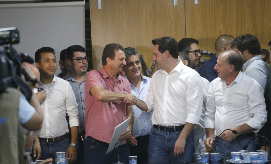 Pavimentação asfáltica, pista de caminhada e aquisição de equipamentos e veículos são algumas das ações que oito municípios do Noroeste do Paraná farão com recursos do Governo do Estado. O governador Carlos Massa Ratinho Junior esteve nesta sexta-feira (29) na sede da Associação dos Municípios do Setentrião Paranaense (Amusep), em Maringá, e homologou e autorizou editais de licitação que somam R$ 5,39 milhões. - Maringá, 29/03/2019 - Foto: Arnaldo Alves/ANPr