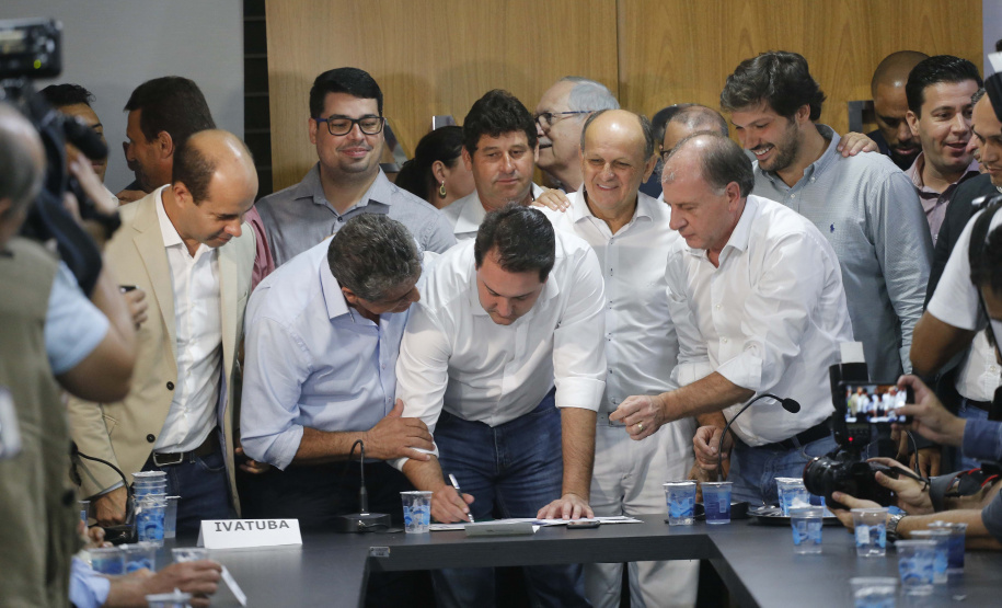 Pavimentação asfáltica, pista de caminhada e aquisição de equipamentos e veículos são algumas das ações que oito municípios do Noroeste do Paraná farão com recursos do Governo do Estado. O governador Carlos Massa Ratinho Junior esteve nesta sexta-feira (29) na sede da Associação dos Municípios do Setentrião Paranaense (Amusep), em Maringá, e homologou e autorizou editais de licitação que somam R$ 5,39 milhões. - Maringá, 29/03/2019 - Foto: Arnaldo Alves/ANPr