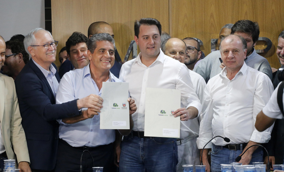 Pavimentação asfáltica, pista de caminhada e aquisição de equipamentos e veículos são algumas das ações que oito municípios do Noroeste do Paraná farão com recursos do Governo do Estado. O governador Carlos Massa Ratinho Junior esteve nesta sexta-feira (29) na sede da Associação dos Municípios do Setentrião Paranaense (Amusep), em Maringá, e homologou e autorizou editais de licitação que somam R$ 5,39 milhões. - Maringá, 29/03/2019 - Foto: Arnaldo Alves/ANPr