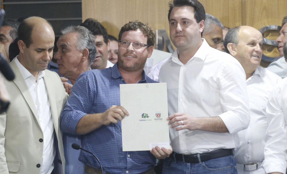 Pavimentação asfáltica, pista de caminhada e aquisição de equipamentos e veículos são algumas das ações que oito municípios do Noroeste do Paraná farão com recursos do Governo do Estado. O governador Carlos Massa Ratinho Junior esteve nesta sexta-feira (29) na sede da Associação dos Municípios do Setentrião Paranaense (Amusep), em Maringá, e homologou e autorizou editais de licitação que somam R$ 5,39 milhões. - Maringá, 29/03/2019 - Foto: Arnaldo Alves/ANPr