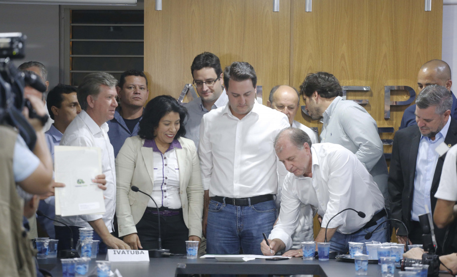 Pavimentação asfáltica, pista de caminhada e aquisição de equipamentos e veículos são algumas das ações que oito municípios do Noroeste do Paraná farão com recursos do Governo do Estado. O governador Carlos Massa Ratinho Junior esteve nesta sexta-feira (29) na sede da Associação dos Municípios do Setentrião Paranaense (Amusep), em Maringá, e homologou e autorizou editais de licitação que somam R$ 5,39 milhões. - Maringá, 29/03/2019 - Foto: Arnaldo Alves/ANPr