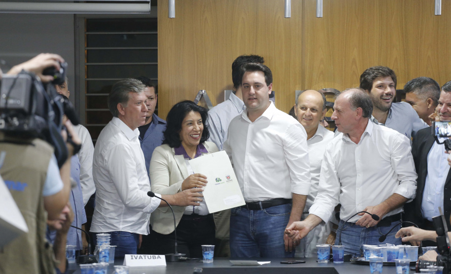 Pavimentação asfáltica, pista de caminhada e aquisição de equipamentos e veículos são algumas das ações que oito municípios do Noroeste do Paraná farão com recursos do Governo do Estado. O governador Carlos Massa Ratinho Junior esteve nesta sexta-feira (29) na sede da Associação dos Municípios do Setentrião Paranaense (Amusep), em Maringá, e homologou e autorizou editais de licitação que somam R$ 5,39 milhões. - Maringá, 29/03/2019 - Foto: Arnaldo Alves/ANPr