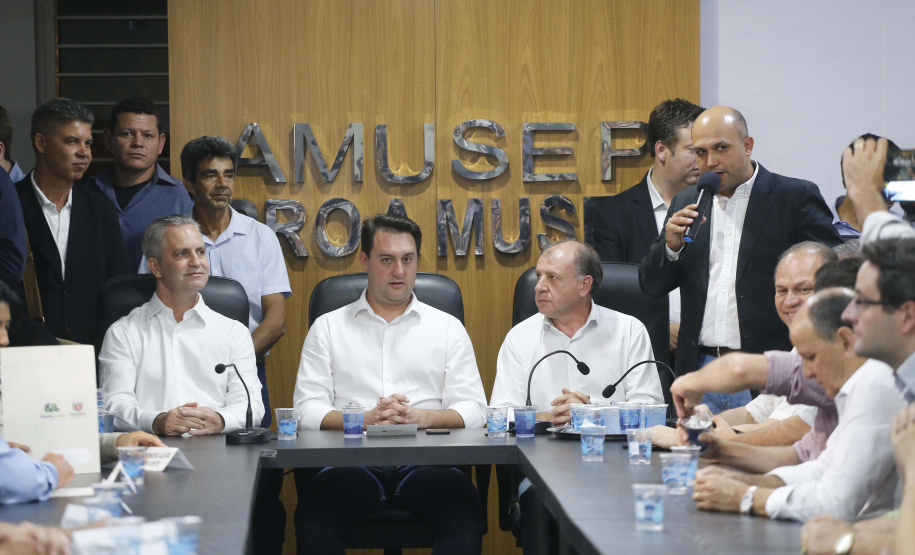 Pavimentação asfáltica, pista de caminhada e aquisição de equipamentos e veículos são algumas das ações que oito municípios do Noroeste do Paraná farão com recursos do Governo do Estado. O governador Carlos Massa Ratinho Junior esteve nesta sexta-feira (29) na sede da Associação dos Municípios do Setentrião Paranaense (Amusep), em Maringá, e homologou e autorizou editais de licitação que somam R$ 5,39 milhões. - Maringá, 29/03/2019 - Foto: Arnaldo Alves/ANPr