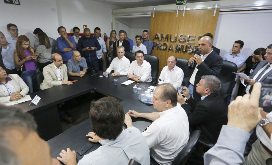 Pavimentação asfáltica, pista de caminhada e aquisição de equipamentos e veículos são algumas das ações que oito municípios do Noroeste do Paraná farão com recursos do Governo do Estado. O governador Carlos Massa Ratinho Junior esteve nesta sexta-feira (29) na sede da Associação dos Municípios do Setentrião Paranaense (Amusep), em Maringá, e homologou e autorizou editais de licitação que somam R$ 5,39 milhões. - Maringá, 29/03/2019 - Foto: Arnaldo Alves/ANPr