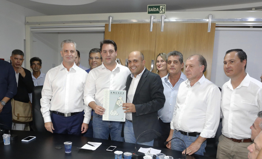 Pavimentação asfáltica, pista de caminhada e aquisição de equipamentos e veículos são algumas das ações que oito municípios do Noroeste do Paraná farão com recursos do Governo do Estado. O governador Carlos Massa Ratinho Junior esteve nesta sexta-feira (29) na sede da Associação dos Municípios do Setentrião Paranaense (Amusep), em Maringá, e homologou e autorizou editais de licitação que somam R$ 5,39 milhões. - Maringá, 29/03/2019 - Foto: Arnaldo Alves/ANPr