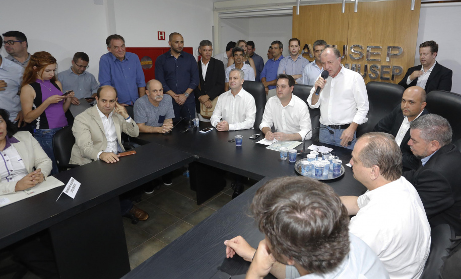 Pavimentação asfáltica, pista de caminhada e aquisição de equipamentos e veículos são algumas das ações que oito municípios do Noroeste do Paraná farão com recursos do Governo do Estado. O governador Carlos Massa Ratinho Junior esteve nesta sexta-feira (29) na sede da Associação dos Municípios do Setentrião Paranaense (Amusep), em Maringá, e homologou e autorizou editais de licitação que somam R$ 5,39 milhões. - Maringá, 29/03/2019 - Foto: Arnaldo Alves/ANPr