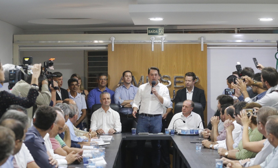 Pavimentação asfáltica, pista de caminhada e aquisição de equipamentos e veículos são algumas das ações que oito municípios do Noroeste do Paraná farão com recursos do Governo do Estado. O governador Carlos Massa Ratinho Junior esteve nesta sexta-feira (29) na sede da Associação dos Municípios do Setentrião Paranaense (Amusep), em Maringá, e homologou e autorizou editais de licitação que somam R$ 5,39 milhões. - Maringá, 29/03/2019 - Foto: Arnaldo Alves/ANPr