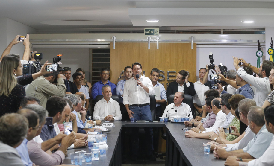 Pavimentação asfáltica, pista de caminhada e aquisição de equipamentos e veículos são algumas das ações que oito municípios do Noroeste do Paraná farão com recursos do Governo do Estado. O governador Carlos Massa Ratinho Junior esteve nesta sexta-feira (29) na sede da Associação dos Municípios do Setentrião Paranaense (Amusep), em Maringá, e homologou e autorizou editais de licitação que somam R$ 5,39 milhões. - Maringá, 29/03/2019 - Foto: Arnaldo Alves/ANPr