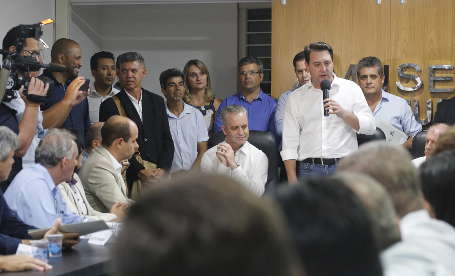 Pavimentação asfáltica, pista de caminhada e aquisição de equipamentos e veículos são algumas das ações que oito municípios do Noroeste do Paraná farão com recursos do Governo do Estado. O governador Carlos Massa Ratinho Junior esteve nesta sexta-feira (29) na sede da Associação dos Municípios do Setentrião Paranaense (Amusep), em Maringá, e homologou e autorizou editais de licitação que somam R$ 5,39 milhões. - Maringá, 29/03/2019 - Foto: Arnaldo Alves/ANPr