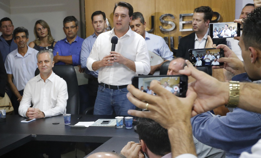 Pavimentação asfáltica, pista de caminhada e aquisição de equipamentos e veículos são algumas das ações que oito municípios do Noroeste do Paraná farão com recursos do Governo do Estado. O governador Carlos Massa Ratinho Junior esteve nesta sexta-feira (29) na sede da Associação dos Municípios do Setentrião Paranaense (Amusep), em Maringá, e homologou e autorizou editais de licitação que somam R$ 5,39 milhões. - Maringá, 29/03/2019 - Foto: Arnaldo Alves/ANPr