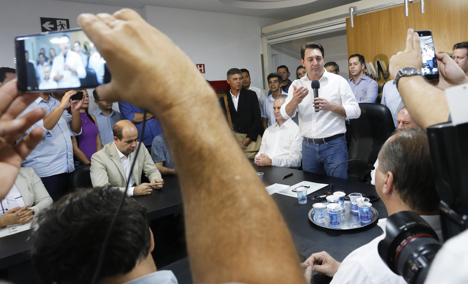 Pavimentação asfáltica, pista de caminhada e aquisição de equipamentos e veículos são algumas das ações que oito municípios do Noroeste do Paraná farão com recursos do Governo do Estado. O governador Carlos Massa Ratinho Junior esteve nesta sexta-feira (29) na sede da Associação dos Municípios do Setentrião Paranaense (Amusep), em Maringá, e homologou e autorizou editais de licitação que somam R$ 5,39 milhões. - Maringá, 29/03/2019 - Foto: Arnaldo Alves/ANPr