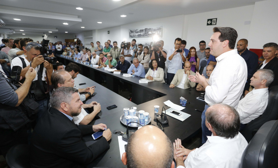 Pavimentação asfáltica, pista de caminhada e aquisição de equipamentos e veículos são algumas das ações que oito municípios do Noroeste do Paraná farão com recursos do Governo do Estado. O governador Carlos Massa Ratinho Junior esteve nesta sexta-feira (29) na sede da Associação dos Municípios do Setentrião Paranaense (Amusep), em Maringá, e homologou e autorizou editais de licitação que somam R$ 5,39 milhões. - Maringá, 29/03/2019 - Foto: Arnaldo Alves/ANPr