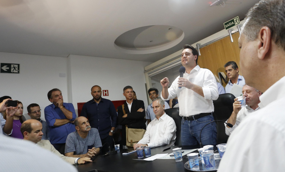 Pavimentação asfáltica, pista de caminhada e aquisição de equipamentos e veículos são algumas das ações que oito municípios do Noroeste do Paraná farão com recursos do Governo do Estado. O governador Carlos Massa Ratinho Junior esteve nesta sexta-feira (29) na sede da Associação dos Municípios do Setentrião Paranaense (Amusep), em Maringá, e homologou e autorizou editais de licitação que somam R$ 5,39 milhões. - Maringá, 29/03/2019 - Foto: Arnaldo Alves/ANPr