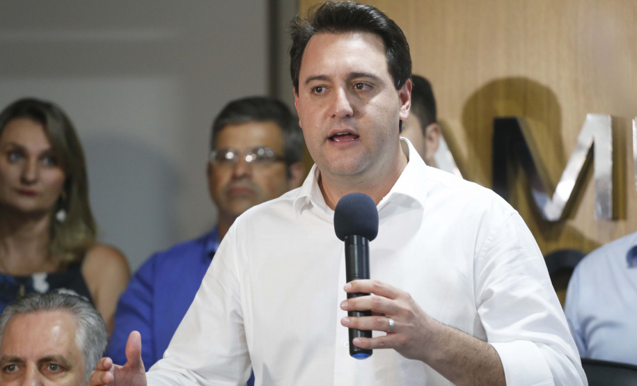 Pavimentação asfáltica, pista de caminhada e aquisição de equipamentos e veículos são algumas das ações que oito municípios do Noroeste do Paraná farão com recursos do Governo do Estado. O governador Carlos Massa Ratinho Junior esteve nesta sexta-feira (29) na sede da Associação dos Municípios do Setentrião Paranaense (Amusep), em Maringá, e homologou e autorizou editais de licitação que somam R$ 5,39 milhões. - Maringá, 29/03/2019 - Foto: Arnaldo Alves/ANPr