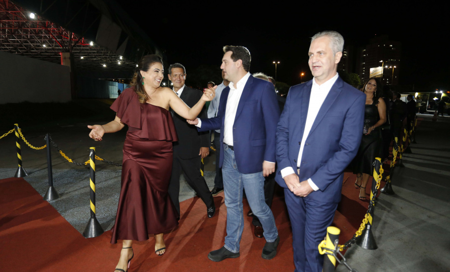 O governador Carlos Massa Ratinho Junior confirmou que vai liberar neste mês de abril um pacote de investimentos para a elaboração de projetos executivos na área de infraestrutura. O anúncio foi feito durante a cerimônia de lançamento da 47ª Exposição Feira Agropecuária, Industrial e Comercial de Maringá (Expoinga 2019), na noite de sexta-feira (29), em Maringá. - Maringá, 29/03/2019 - Foto: Arnaldo Alves/ANPr