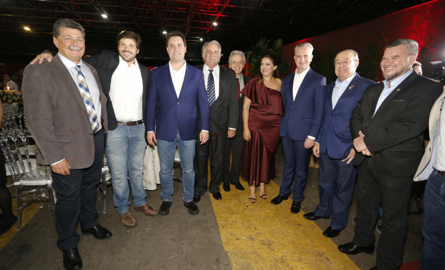 O governador Carlos Massa Ratinho Junior confirmou que vai liberar neste mês de abril um pacote de investimentos para a elaboração de projetos executivos na área de infraestrutura. O anúncio foi feito durante a cerimônia de lançamento da 47ª Exposição Feira Agropecuária, Industrial e Comercial de Maringá (Expoinga 2019), na noite de sexta-feira (29), em Maringá. - Maringá, 29/03/2019 - Foto: Arnaldo Alves/ANPr