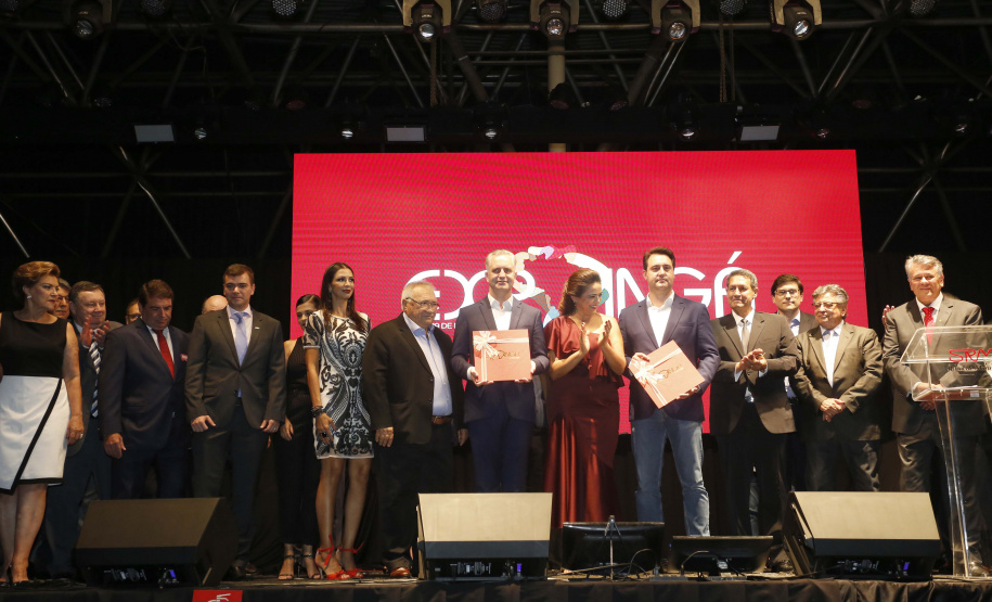 O governador Carlos Massa Ratinho Junior confirmou que vai liberar neste mês de abril um pacote de investimentos para a elaboração de projetos executivos na área de infraestrutura. O anúncio foi feito durante a cerimônia de lançamento da 47ª Exposição Feira Agropecuária, Industrial e Comercial de Maringá (Expoinga 2019), na noite de sexta-feira (29), em Maringá. - Maringá, 29/03/2019 - Foto: Arnaldo Alves/ANPr