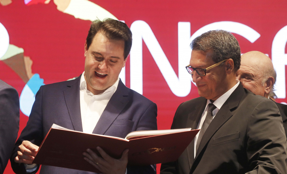 O governador Carlos Massa Ratinho Junior confirmou que vai liberar neste mês de abril um pacote de investimentos para a elaboração de projetos executivos na área de infraestrutura. O anúncio foi feito durante a cerimônia de lançamento da 47ª Exposição Feira Agropecuária, Industrial e Comercial de Maringá (Expoinga 2019), na noite de sexta-feira (29), em Maringá. - Maringá, 29/03/2019 - Foto: Arnaldo Alves/ANPr