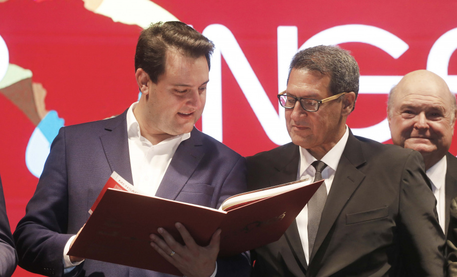 O governador Carlos Massa Ratinho Junior confirmou que vai liberar neste mês de abril um pacote de investimentos para a elaboração de projetos executivos na área de infraestrutura. O anúncio foi feito durante a cerimônia de lançamento da 47ª Exposição Feira Agropecuária, Industrial e Comercial de Maringá (Expoinga 2019), na noite de sexta-feira (29), em Maringá. - Maringá, 29/03/2019 - Foto: Arnaldo Alves/ANPr