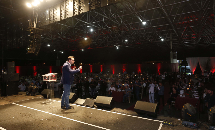 O governador Carlos Massa Ratinho Junior confirmou que vai liberar neste mês de abril um pacote de investimentos para a elaboração de projetos executivos na área de infraestrutura. O anúncio foi feito durante a cerimônia de lançamento da 47ª Exposição Feira Agropecuária, Industrial e Comercial de Maringá (Expoinga 2019), na noite de sexta-feira (29), em Maringá. - Maringá, 29/03/2019 - Foto: Arnaldo Alves/ANPr