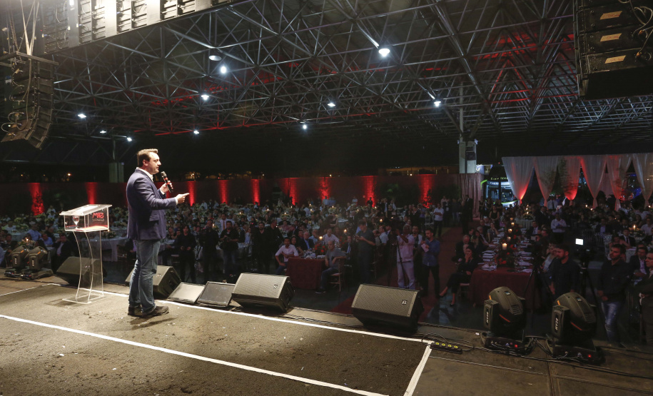 O governador Carlos Massa Ratinho Junior confirmou que vai liberar neste mês de abril um pacote de investimentos para a elaboração de projetos executivos na área de infraestrutura. O anúncio foi feito durante a cerimônia de lançamento da 47ª Exposição Feira Agropecuária, Industrial e Comercial de Maringá (Expoinga 2019), na noite de sexta-feira (29), em Maringá. - Maringá, 29/03/2019 - Foto: Arnaldo Alves/ANPr