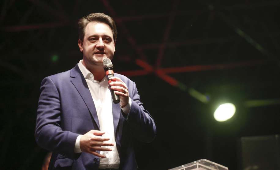 O governador Carlos Massa Ratinho Junior confirmou que vai liberar neste mês de abril um pacote de investimentos para a elaboração de projetos executivos na área de infraestrutura. O anúncio foi feito durante a cerimônia de lançamento da 47ª Exposição Feira Agropecuária, Industrial e Comercial de Maringá (Expoinga 2019), na noite de sexta-feira (29), em Maringá. - Maringá, 29/03/2019 - Foto: Arnaldo Alves/ANPr