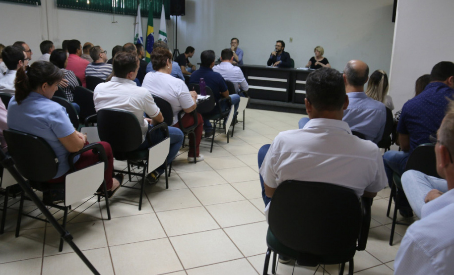 Prefeitos e representantes políticos, diretores e membros de associações comerciais e lideranças empresariais e comunitárias participaram nesta sexta (29) de uma reunião na prefeitura de Campo Mourão com o presidente da Fomento Paraná, Heraldo das Neves, e a assessora de relações institucionais, Emilia Belinati. - Campo Mourão, 29/03/2019 - Foto: Divulgação FomentoParaná