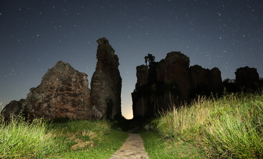 Começa nesta sexta-feira (5) a programação especial do Parque Estadual de Vila Velha, em Ponta Grossa. Os passeios são ofertados pelo Instituto Ambiental do Paraná (IAP), gestor da Unidade de Conservação, em parceria com guias locais e condutores de ecoturismo do entorno do parque. - Foto: Rodrigo Félix Leal/ANPr