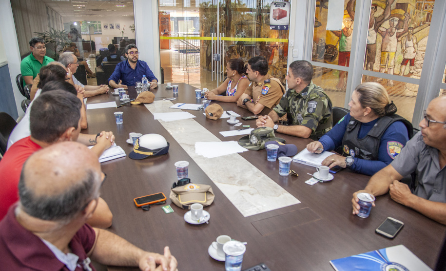 Órgãos de segurança que atuam em Paranaguá vão trabalhar em conjunto para dar mais agilidade no atendimento aos caminhoneiros que chegam para descarregar no Porto. O grupo, convidado pela Administração dos Portos do Paraná, discute formas efetivas de combater assaltos, vazadas e crimes ambientais.  -  Paranaguá, 01/04/2019  -  Foto: Cláudio Neves/APPA