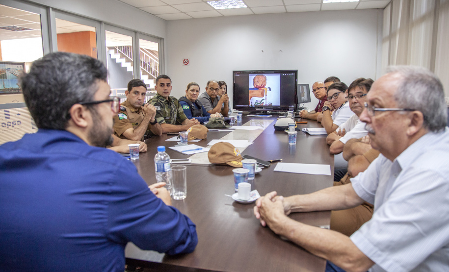 Órgãos de segurança que atuam em Paranaguá vão trabalhar em conjunto para dar mais agilidade no atendimento aos caminhoneiros que chegam para descarregar no Porto. O grupo, convidado pela Administração dos Portos do Paraná, discute formas efetivas de combater assaltos, vazadas e crimes ambientais.  -  Paranaguá, 01/04/2019  -  Foto: Cláudio Neves/APPA