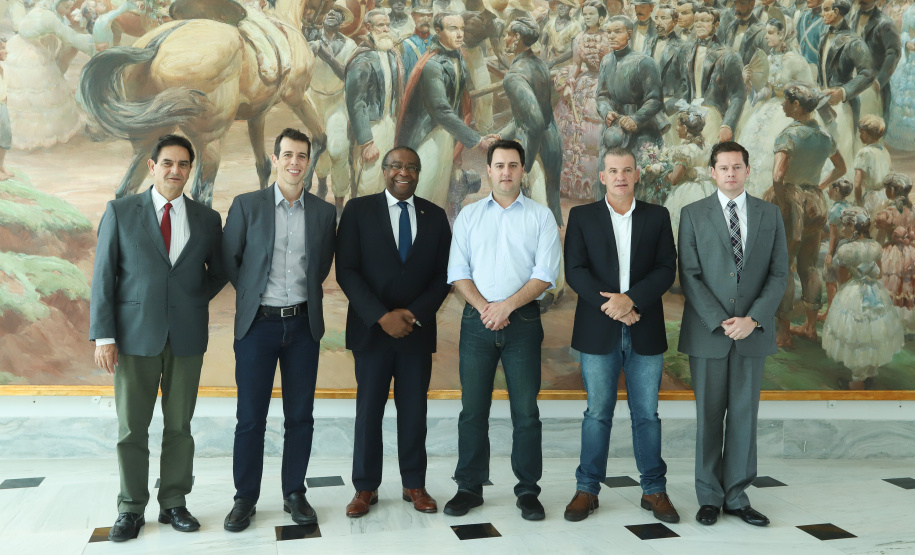 O governador Carlos Massa Ratinho Junior reuniu-se nesta segunda-feira (1º) com o presidente do Fundo Nacional de Desenvolvimento da Educação (FNDE), Carlos Alberto Decotelli. Na reunião, no Palácio Iguaçu, em Curitiba, eles acertaram que o Paraná desenvolverá novos projetos de educação nas áreas de ensino, infraestrutura, transporte, entre outros.  -  Curitiba, 01/04/2019  -  Foto: Rodrigo Félix Leal/ANPr