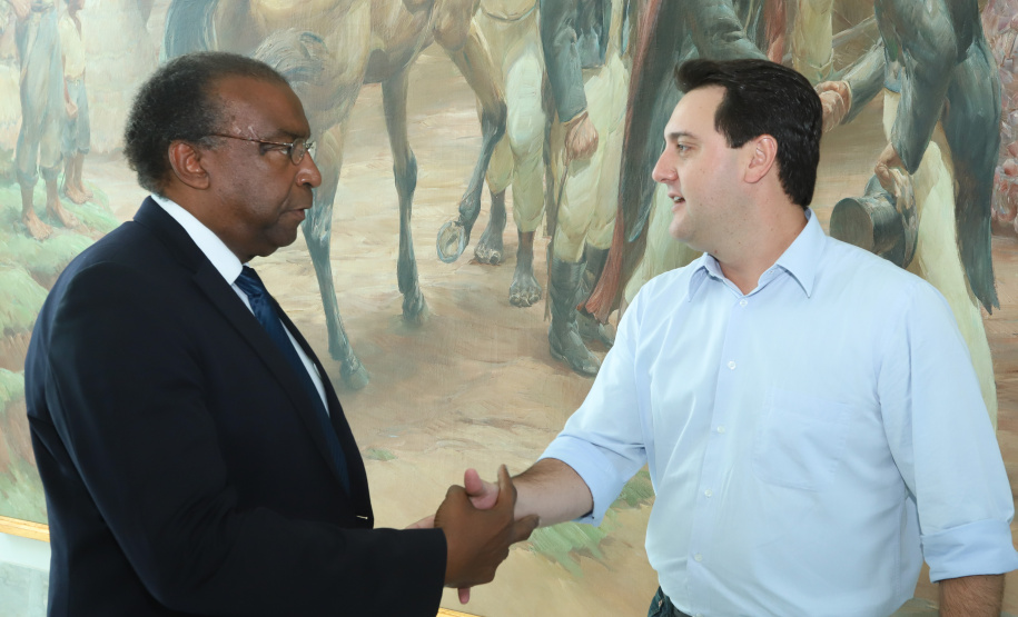 O governador Carlos Massa Ratinho Junior reuniu-se nesta segunda-feira (1º) com o presidente do Fundo Nacional de Desenvolvimento da Educação (FNDE), Carlos Alberto Decotelli. Na reunião, no Palácio Iguaçu, em Curitiba, eles acertaram que o Paraná desenvolverá novos projetos de educação nas áreas de ensino, infraestrutura, transporte, entre outros.  -  Curitiba, 01/04/2019  -  Foto: Rodrigo Félix Leal/ANPr
