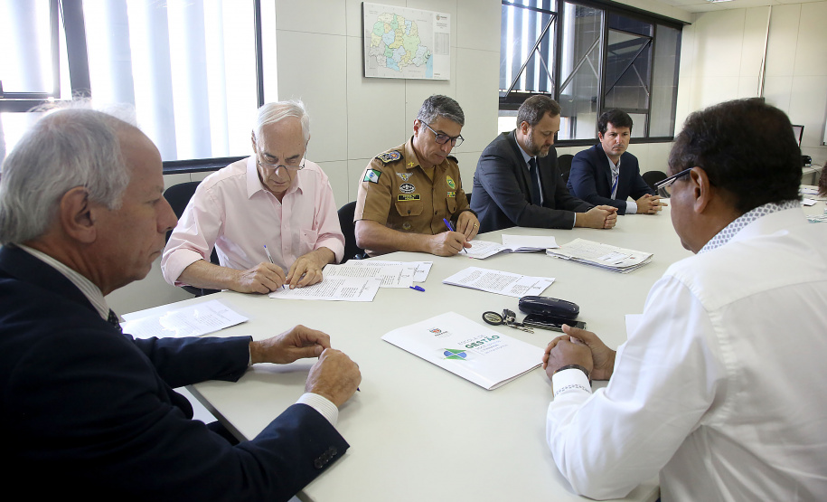 Secretaria da Administração e Previdência firma convênio com a Secretaria da Segurança Pública e Administração Penitenciária para capacitar policiais militares de 70 unidades do interior do Estado para tirar dúvidas sobre a Paraná Previdência. Assinaram o convênio o secretário Reinhold Stephanes (SEAP); Felipe José Vidigal dos Santos (Paraná Previdência) e o coronel Péricles Mattos, comandante-geral da Polícia Militar do Paraná. - Curitiba, 01/04/2019 - Foto: Jaelson Lucas/ANPr