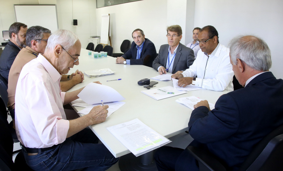 Secretaria da Administração e Previdência firma convênio com a Secretaria da Segurança Pública e Administração Penitenciária para capacitar policiais militares de 70 unidades do interior do Estado para tirar dúvidas sobre a Paraná Previdência. Assinaram o convênio o secretário Reinhold Stephanes (SEAP); Felipe José Vidigal dos Santos (Paraná Previdência) e o coronel Péricles Mattos, comandante-geral da Polícia Militar do Paraná. - Curitiba, 01/04/2019 - Foto: Jaelson Lucas/ANPr