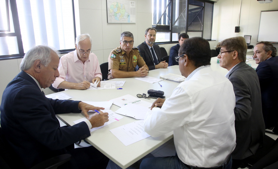 Secretaria da Administração e Previdência firma convênio com a Secretaria da Segurança Pública e Administração Penitenciária para capacitar policiais militares de 70 unidades do interior do Estado para tirar dúvidas sobre a Paraná Previdência. Assinaram o convênio o secretário Reinhold Stephanes (SEAP); Felipe José Vidigal dos Santos (Paraná Previdência) e o coronel Péricles Mattos, comandante-geral da Polícia Militar do Paraná. - Curitiba, 01/04/2019 - Foto: Jaelson Lucas/ANPr