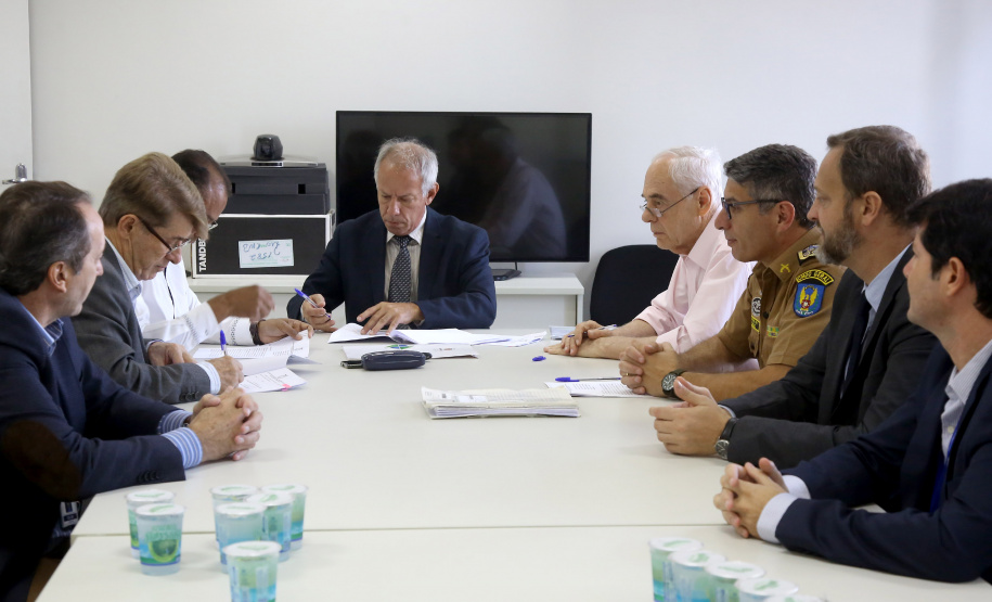 Secretaria da Administração e Previdência firma convênio com a Secretaria da Segurança Pública e Administração Penitenciária para capacitar policiais militares de 70 unidades do interior do Estado para tirar dúvidas sobre a Paraná Previdência. Assinaram o convênio o secretário Reinhold Stephanes (SEAP); Felipe José Vidigal dos Santos (Paraná Previdência) e o coronel Péricles Mattos, comandante-geral da Polícia Militar do Paraná. - Curitiba, 01/04/2019 - Foto: Jaelson Lucas/ANPr