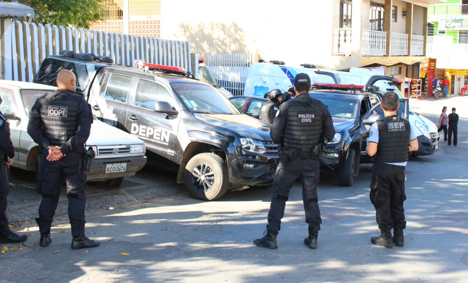Cinquenta e cinco detentos que estavam na carceragem da cadeia pública de Rio Branco do Sul foram transferidos nesta segunda-feira (01) para a Casa de Custódia de Piraquara