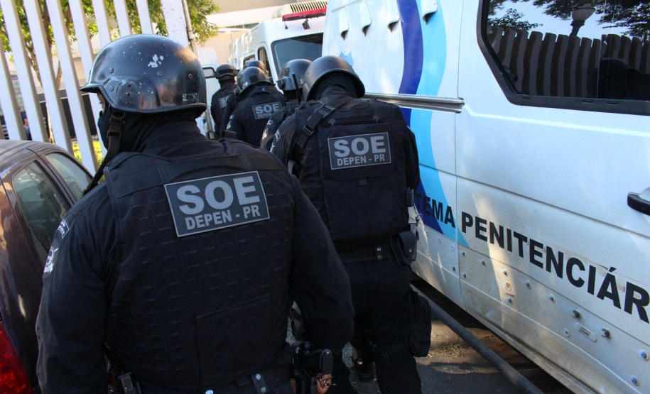 Cinquenta e cinco detentos que estavam na carceragem da cadeia pública de Rio Branco do Sul foram transferidos nesta segunda-feira (01) para a Casa de Custódia de Piraquara