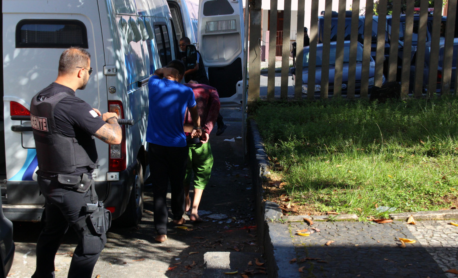 Cinquenta e cinco detentos que estavam na carceragem da cadeia pública de Rio Branco do Sul foram transferidos nesta segunda-feira (01) para a Casa de Custódia de Piraquara