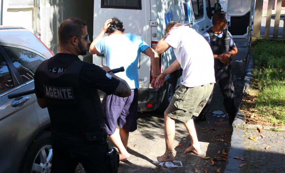 Cinquenta e cinco detentos que estavam na carceragem da cadeia pública de Rio Branco do Sul foram transferidos nesta segunda-feira (01) para a Casa de Custódia de Piraquara